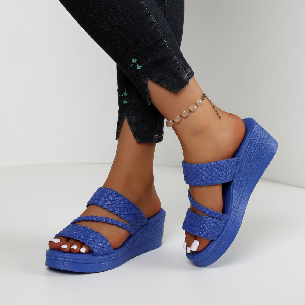 Mule de Cuña Trenzada y Colorida para un Look Veraniego