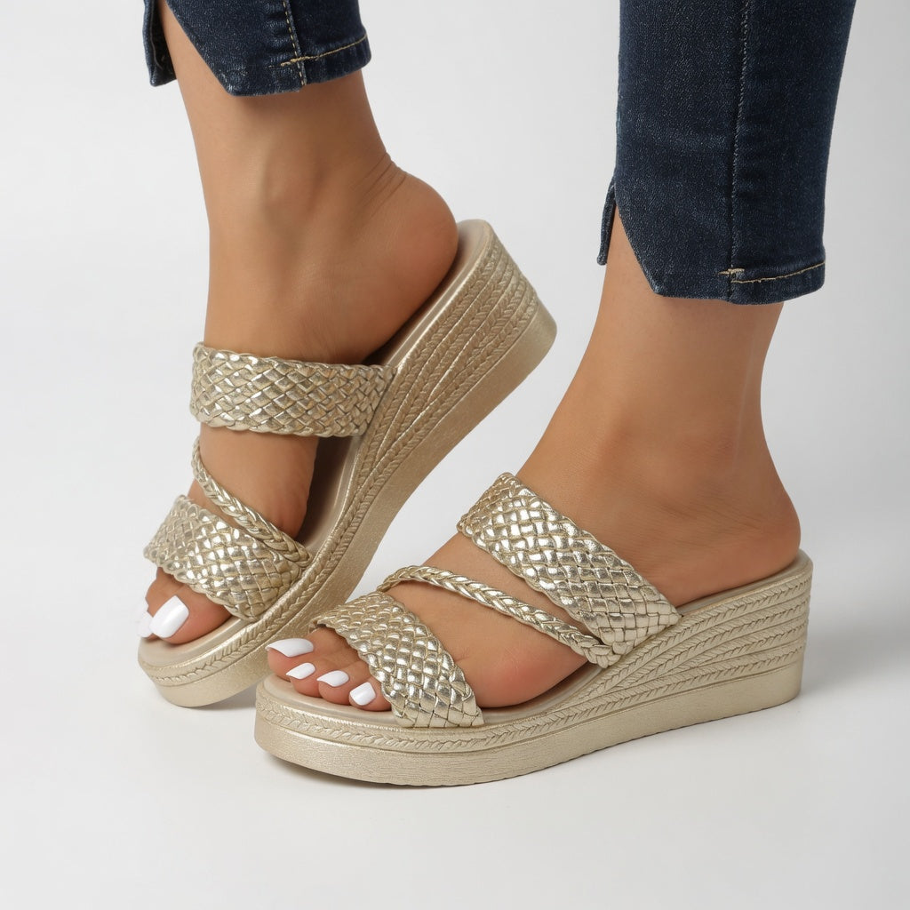 Mule de Cuña Trenzada y Colorida para un Look Veraniego