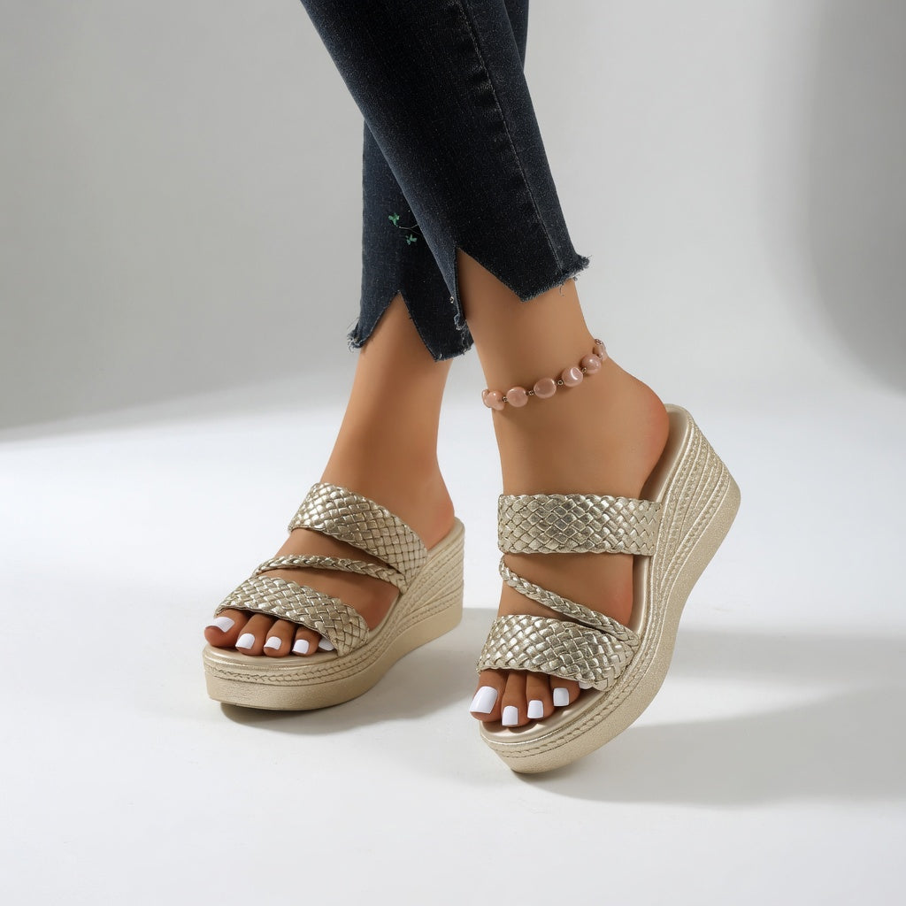 Mule de Cuña Trenzada y Colorida para un Look Veraniego