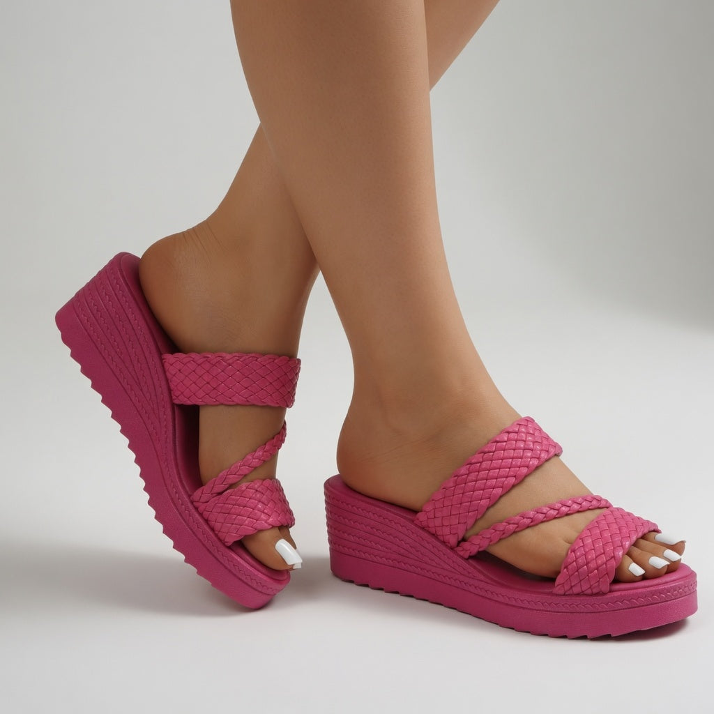 Mule de Cuña Trenzada y Colorida para un Look Veraniego
