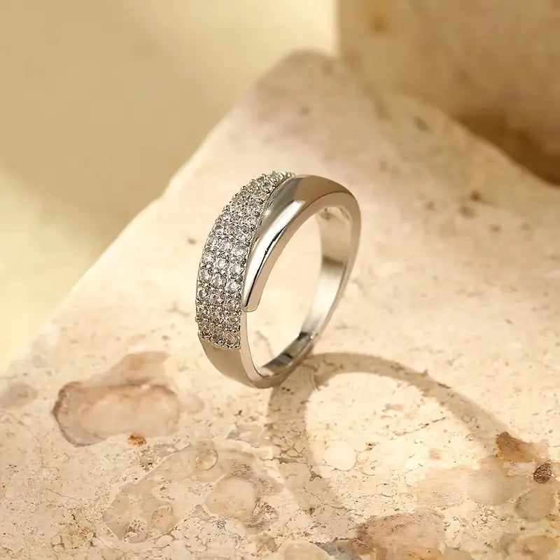 Elegante Anillo Dorado con Piedras Brillantes (Compra 1, llévate 1 gratis)