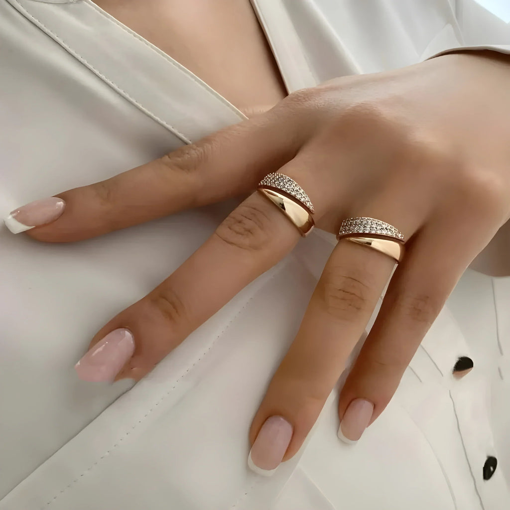 Elegante Anillo Dorado con Piedras Brillantes (Compra 1, llévate 1 gratis)