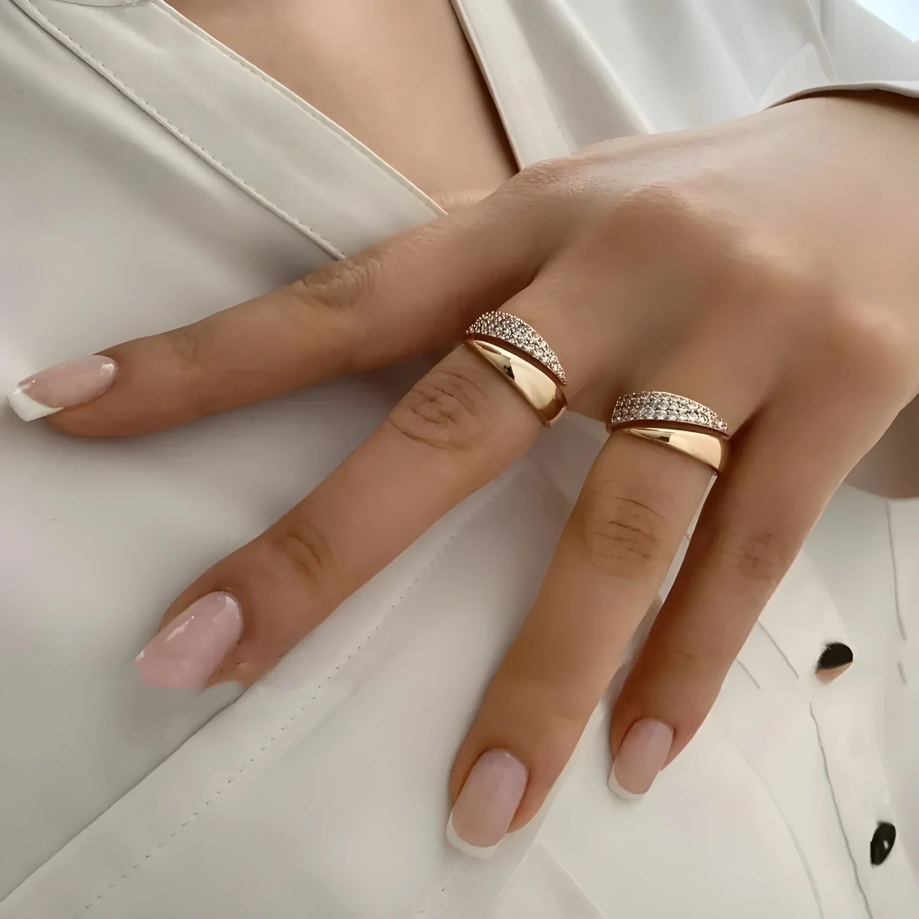 Elegante Anillo Dorado con Piedras Brillantes (Compra 1, llévate 1 gratis)