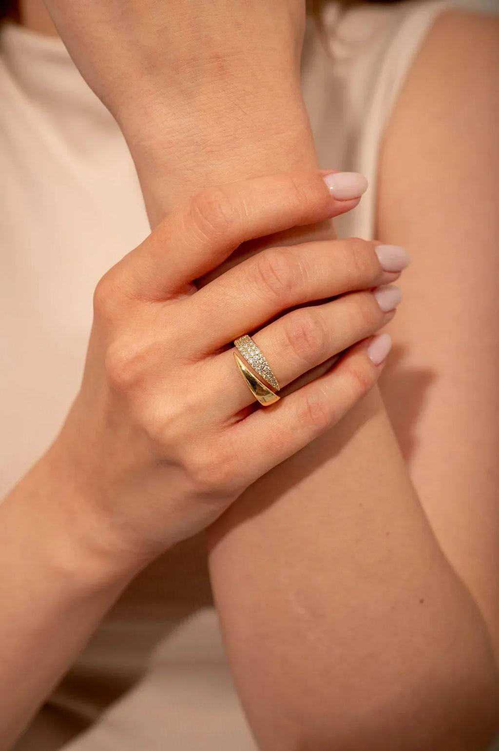 Elegante Anillo Dorado con Piedras Brillantes (Compra 1, llévate 1 gratis)