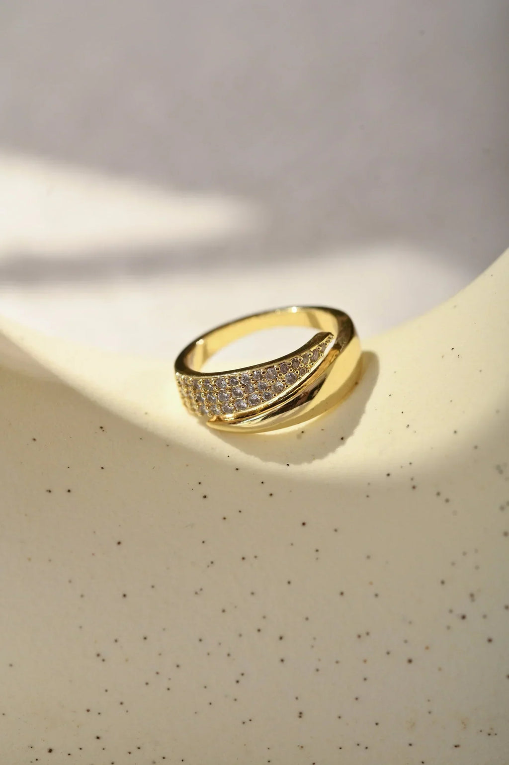 Elegante Anillo Dorado con Piedras Brillantes (Compra 1, llévate 1 gratis)