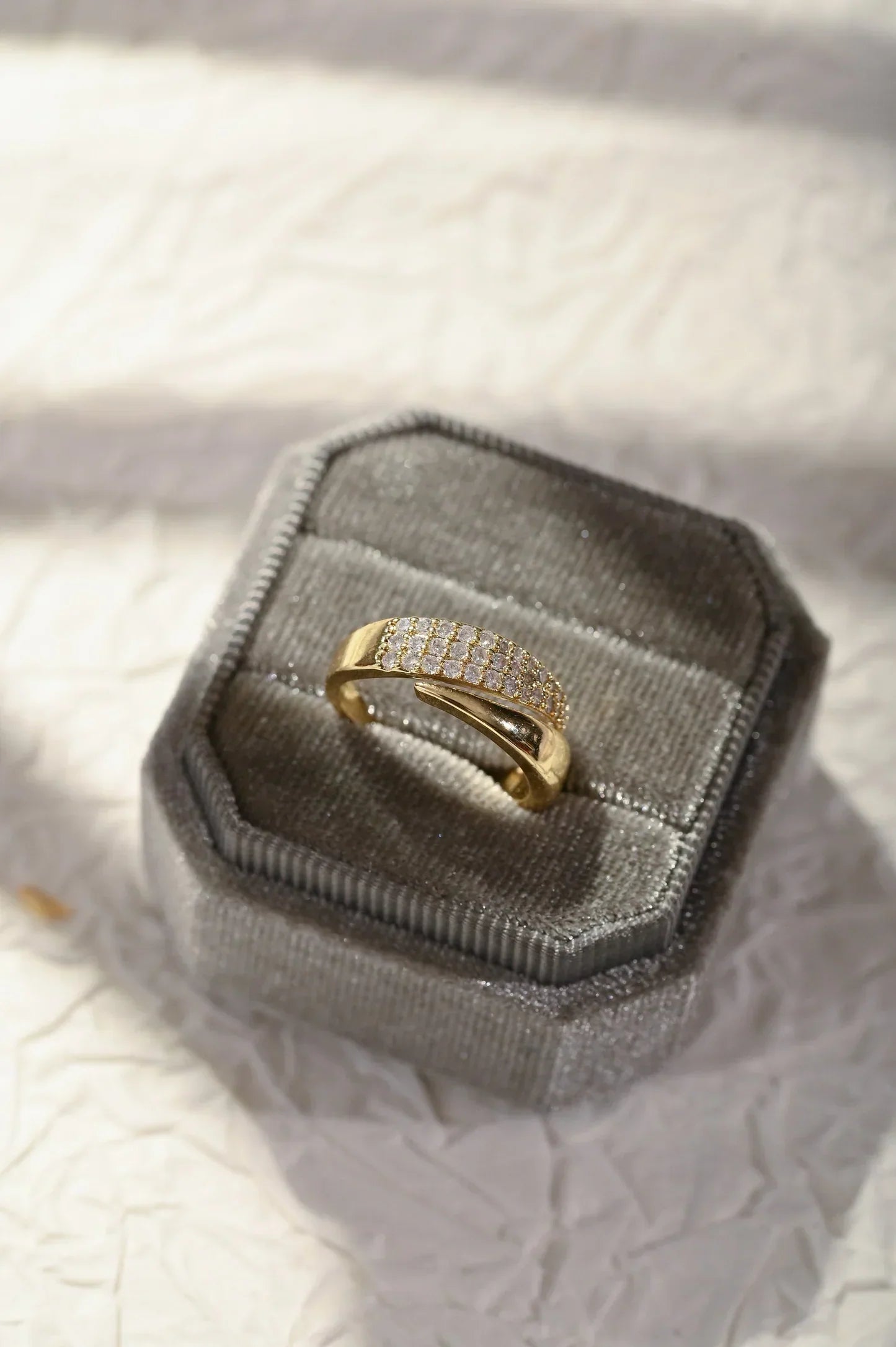 Elegante Anillo Dorado con Piedras Brillantes (Compra 1, llévate 1 gratis)