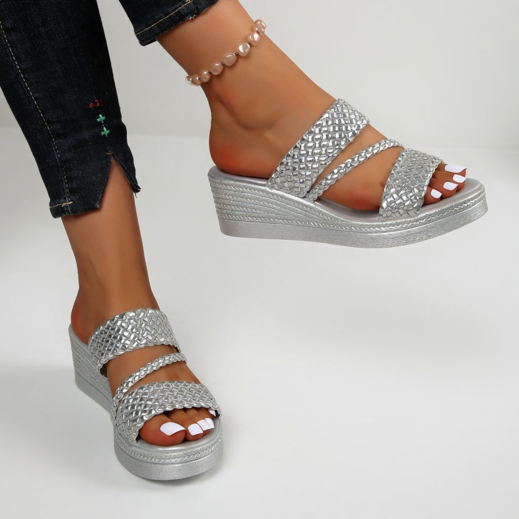Mule de Cuña Trenzada y Colorida para un Look Veraniego