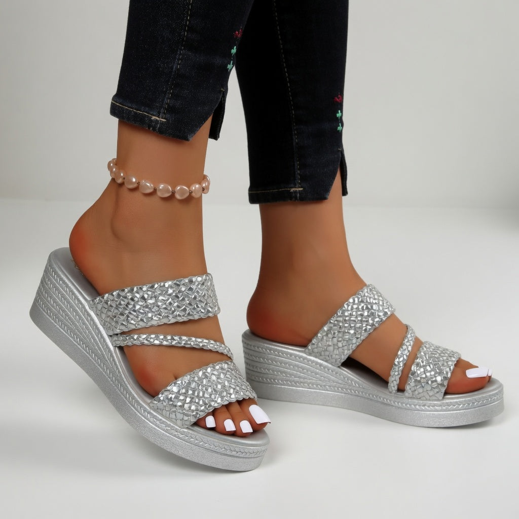 Mule de Cuña Trenzada y Colorida para un Look Veraniego