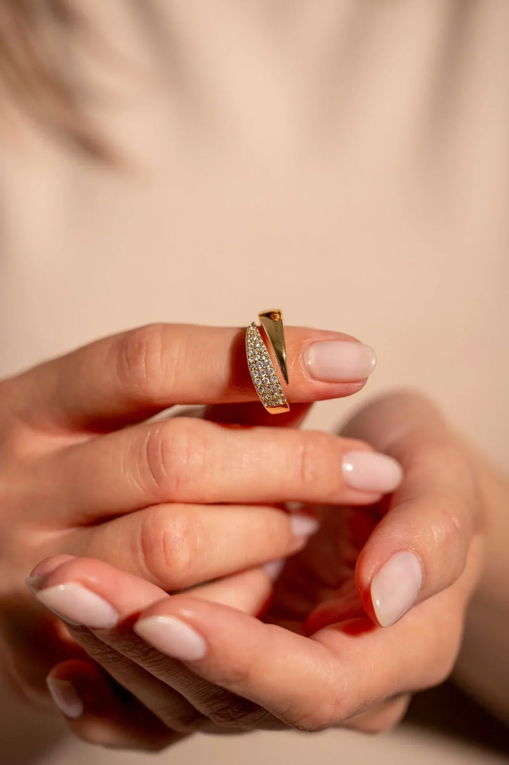 Elegante Anillo Dorado con Piedras Brillantes (Compra 1, llévate 1 gratis)