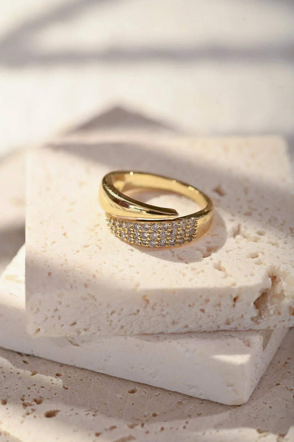 Elegante Anillo Dorado con Piedras Brillantes (Compra 1, llévate 1 gratis)