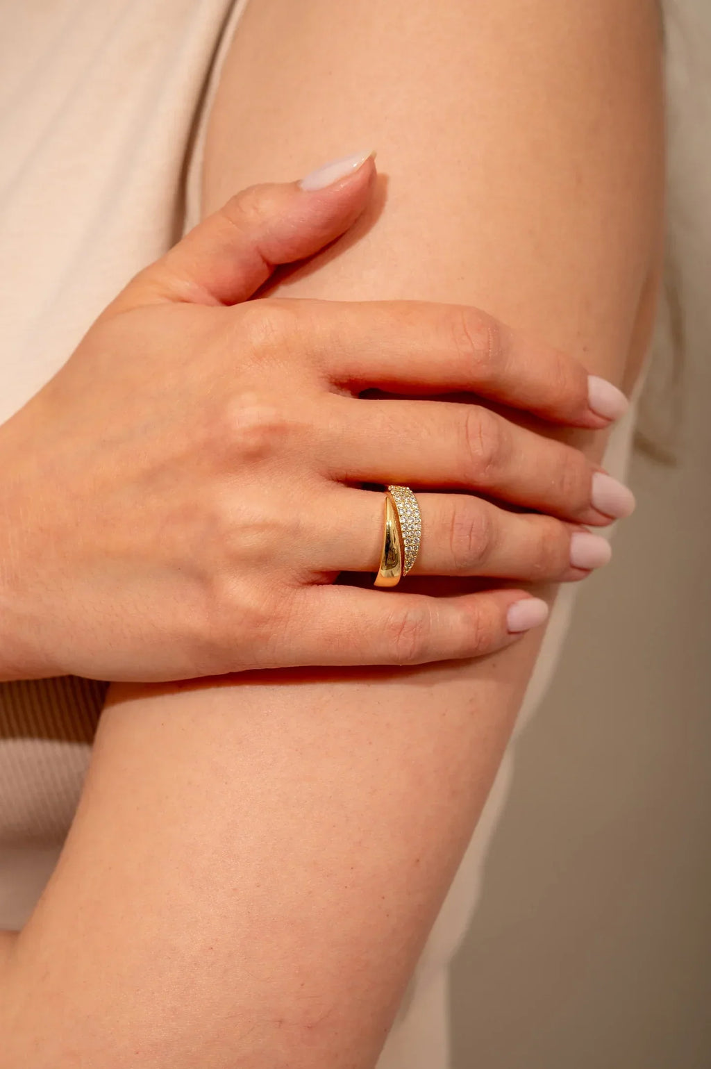 Elegante Anillo Dorado con Piedras Brillantes (Compra 1, llévate 1 gratis)